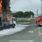 九州自動車道でトラックが炎上　タイヤバーストが原因か
