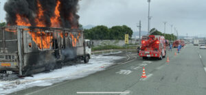 九州自動車道でトラックが炎上　タイヤバーストが原因か