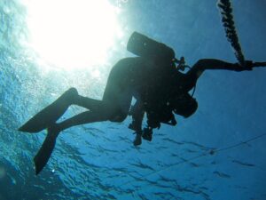 沖縄県の座間味でダイビングをしていた男性が、船に上がった後に死亡した事故について