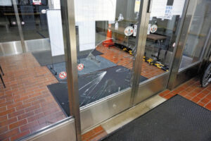 イノシシが自動ドア突き破って侵入…興奮して走り、別のガラス突き破り逃走