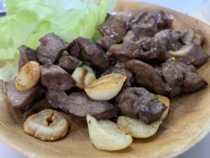 初物はめでたいということで、イノシシのハツ(心臓)とかけて頂きました。