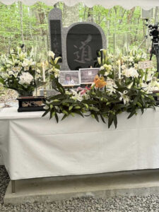 アントニオ猪木氏 自身と同じ1メートル90の墓を青森に建立 中央には「道」の刻印